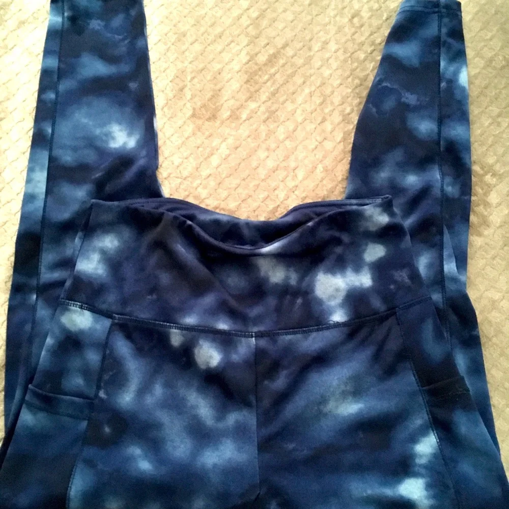 A pair or dark blue tie dye Sho Sho leggings size L with dual side pockets! - Picture 3 of 5